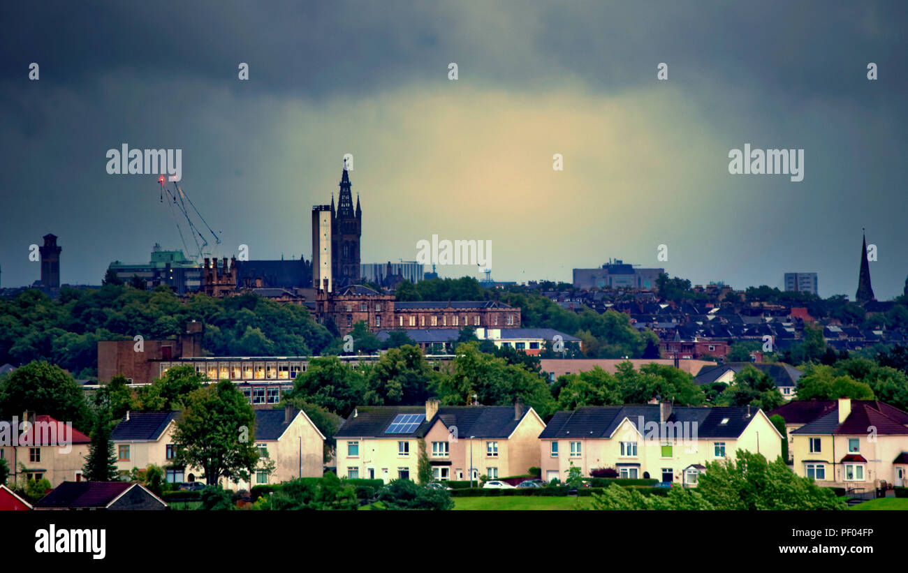 Glasgow, Schottland, Großbritannien. 18 August, 2018. UK Wetter: Schwarz und Grau Himmel als Sturm Ernesto liegt über der Stadt, wie über Nacht Regen ist durch den Tag prognostiziert. Keine sky Farbe mit einem Sinn für Perspektive kommt aus Gebäude der Stadt wie die Sonne nicht, um den Overhead zu erscheinen. Die grünen West End mit der viktorianischen Pracht von Gartnaval Krankenhaus vor der Glasgow University mit dem Uhrturm; Gerard Fähre / Alamy news Credit: Gerard Fähre / alamy Leben Nachrichten Stockfoto