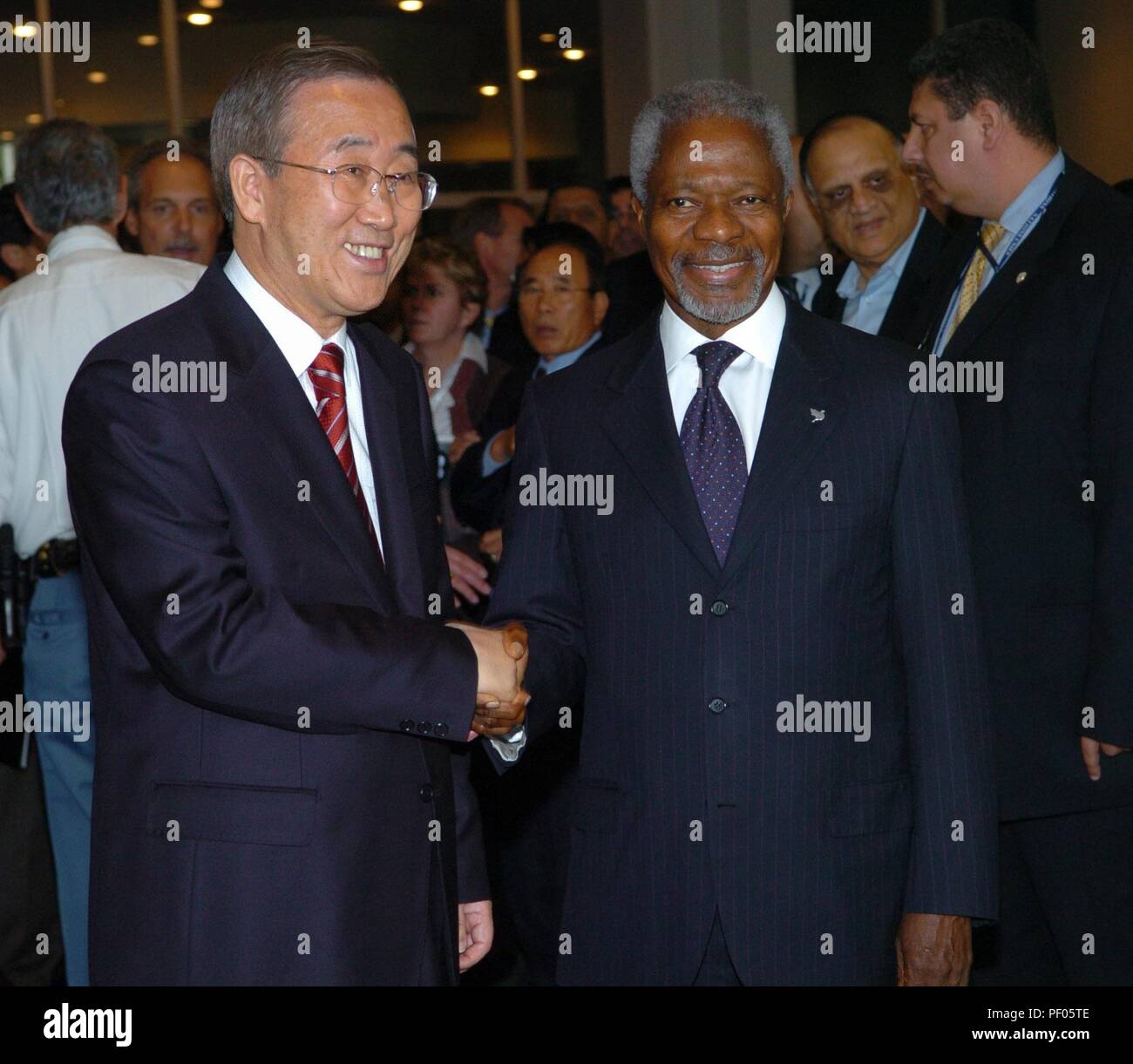 Peking, China. 13 Okt, 2006. Datei Foto am Okt. 13, 2006 zeigt dann UN-Generalsekretär Kofi Annan die Hände schütteln mit seinem Nachfolger Ban Ki-moon in New York. Der ehemalige Generalsekretär der Vereinten Nationen und Friedensnobelpreisträger Kofi Annan im Alter von 80 am Samstag übergeben, die in Genf ansässige Kofi Annan Foundation bekannt gegeben. Credit: Zhao Peng-/Xinhua/Alamy leben Nachrichten Stockfoto