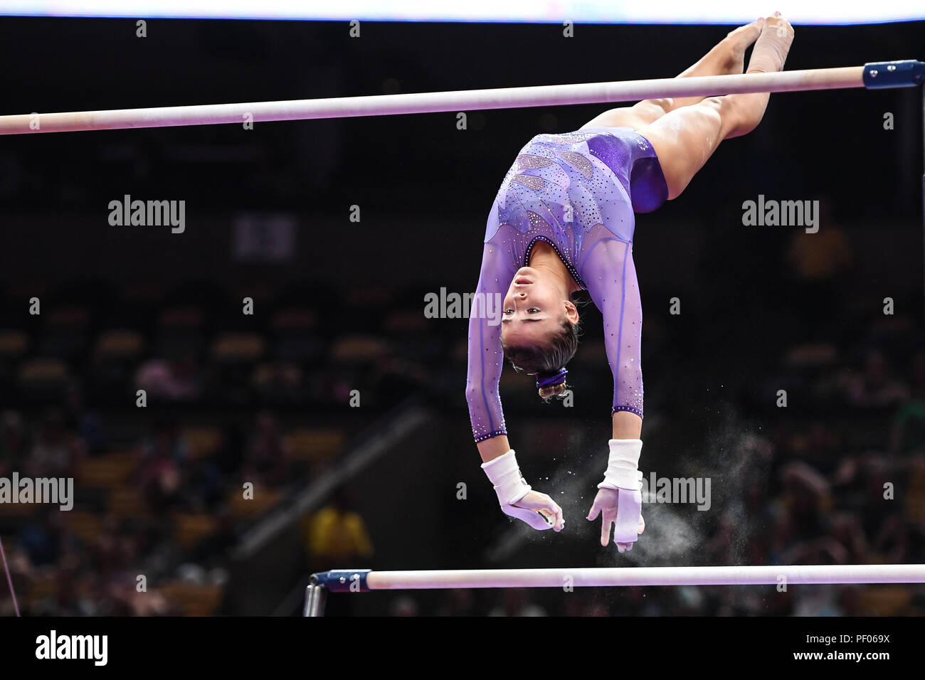 Boston, Massachussetts, USA. 17 Aug, 2018. OLIVIA DUNNE konkurriert auf dem stufenbarren während der ersten Runde des Wettbewerbs bei TD Garden in Boston, Massachusetts. Credit: Amy Sanderson/ZUMA Draht/Alamy leben Nachrichten Stockfoto