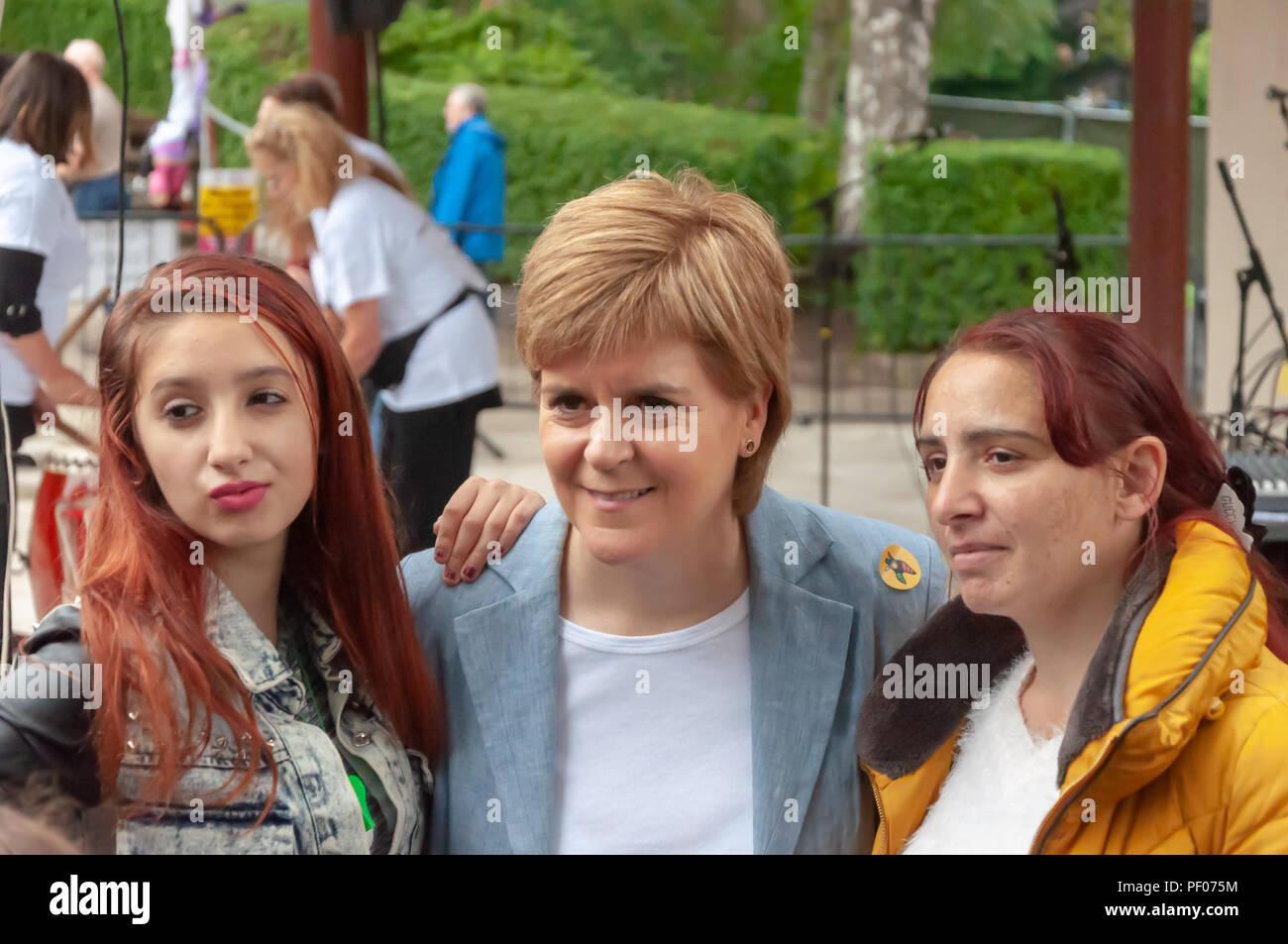 Glasgow, Schottland, Großbritannien. 18 August, 2018. Der erste Minister von Schottland Nicola Sturgeon MSP besucht die Govanhill Internationales Festival & Karneval an der Queen's Park Arena. Credit: Skully/Alamy leben Nachrichten Stockfoto