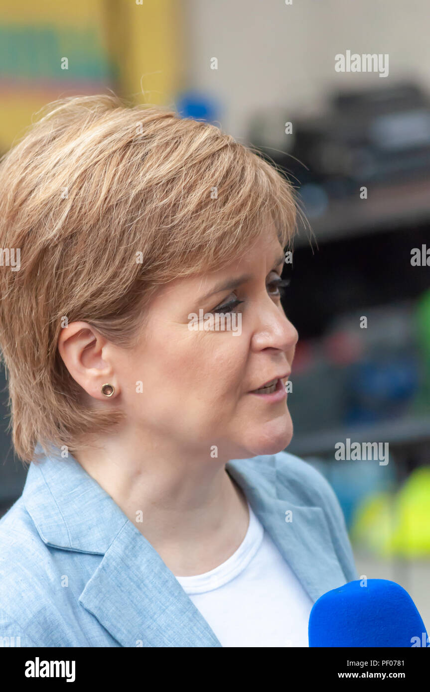 Glasgow, Schottland, Großbritannien. 18 August, 2018. Der erste Minister von Schottland Nicola Sturgeon MSP besucht die Govanhill Internationales Festival & Karneval an der Queen's Park Arena. Credit: Skully/Alamy leben Nachrichten Stockfoto