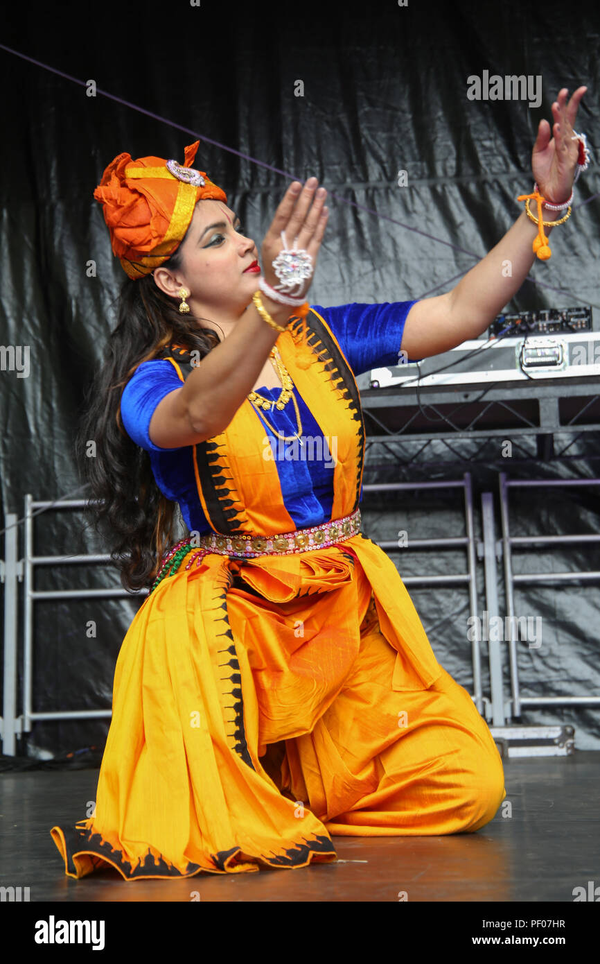 London, Großbritannien. 18. August 2018. ZEE London Mela, ein buntes Kaleidoskop von Musik, Tanz und Kultur fand zum ersten Mal in Southall Park, im Herzen von Europas ältesten asiatischen Gemeinschaft. Dieses Jahr feiert 16 Jahre des Festivals. Tausende kommen, um das Festival zu genießen, Kunst, Theater, Film und Tanz und probieren Sie die fabelhafte Nahrung @ Paul Quezada-Neiman/Alamy leben Nachrichten Stockfoto