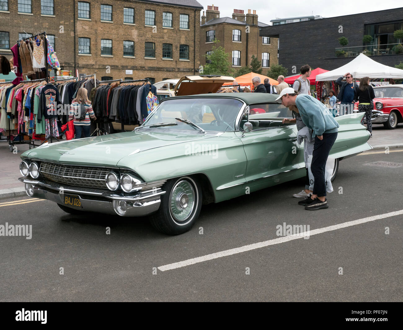 London, Großbritannien. 18. August 2018. Marktstand und klassischen Autos bei "Classic Car Boot Sale" am Getreidespeicher Sq Kings Cross London UK 18/08/2018 Credit: Martyn Goddard/Alamy leben Nachrichten Stockfoto