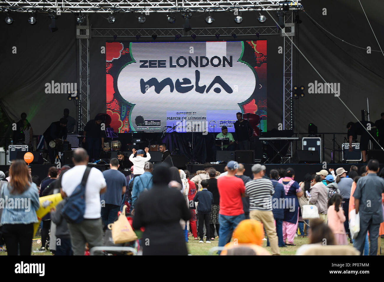 London, Großbritannien. 18. August 2018. Die Hauptbühne am ZEE London Mela, in Southall Park in der Nähe von Europas ältesten asiatischen Gemeinschaft in Southall, West London. Jetzt in seinem 16. Jahr, das Wochenende Festival mit Musik, Tanz und kulturelle Aktivitäten, inspiriert von Südasien und der Diaspora. Credit: Stephen Chung/Alamy leben Nachrichten Stockfoto