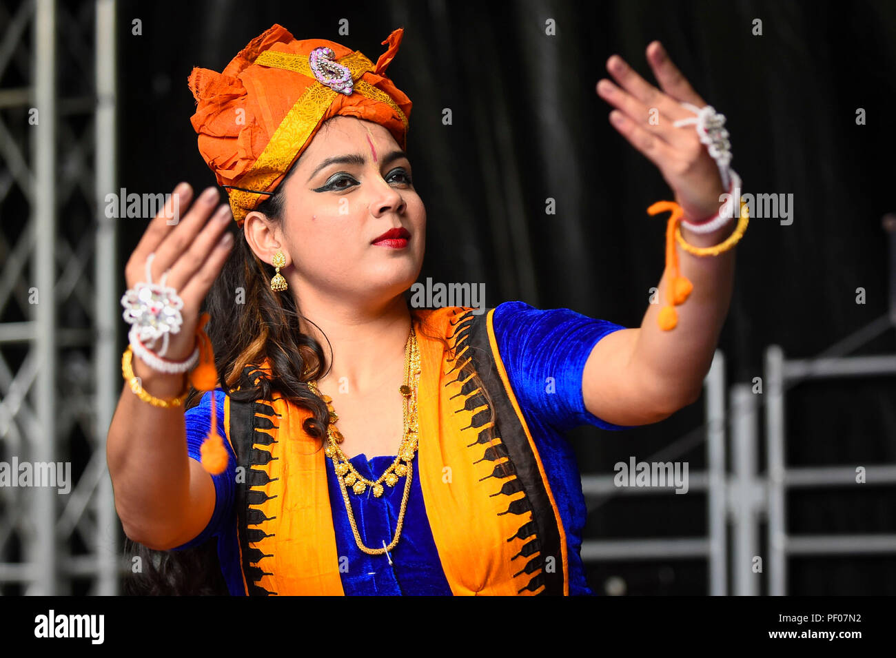 London, Großbritannien. 18. August 2018. Eine Tänzerin führt einen klassischen Tanz an der ZEE London Mela, in Southall Park in der Nähe von Europas ältesten asiatischen Gemeinschaft in Southall, West London. Jetzt in seinem 16. Jahr, das Wochenende Festival mit Musik, Tanz und kulturelle Aktivitäten, inspiriert von Südasien und der Diaspora. Credit: Stephen Chung/Alamy leben Nachrichten Stockfoto