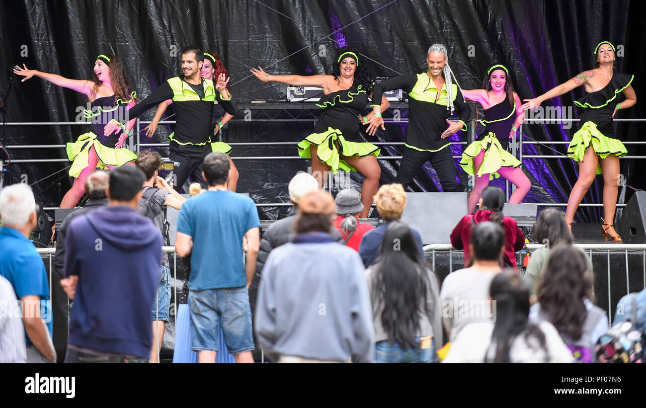 London, Großbritannien. 18. August 2018. Tänzer am ZEE London Mela, in Southall Park in der Nähe von Europas ältesten asiatischen Gemeinschaft in Southall, West London. Jetzt in seinem 16. Jahr, das Wochenende Festival mit Musik, Tanz und kulturelle Aktivitäten, inspiriert von Südasien und der Diaspora. Credit: Stephen Chung/Alamy leben Nachrichten Stockfoto