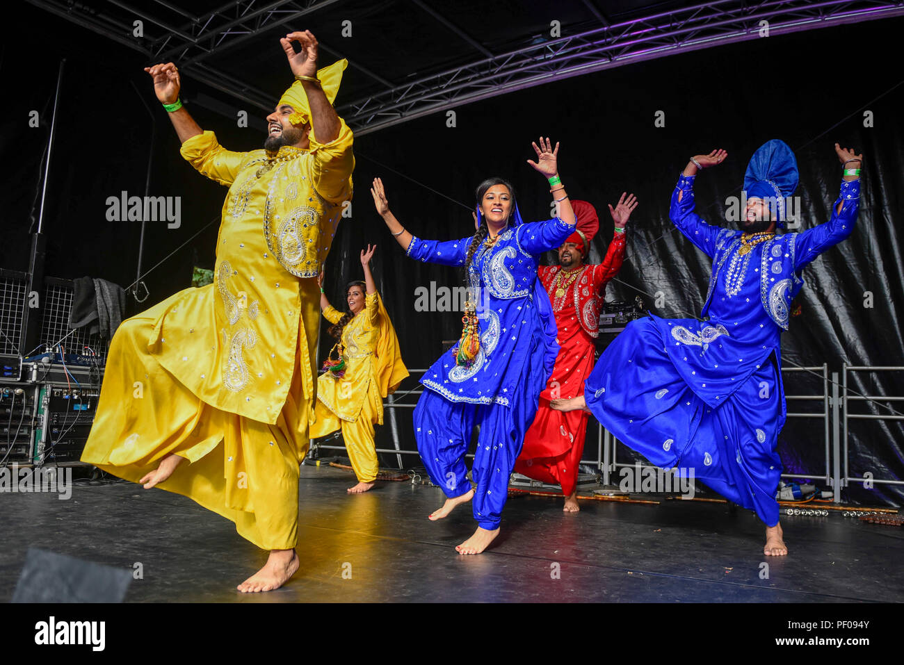 London, Großbritannien. 18. August 2018. Bhangra Tänzer am ZEE London Mela, in Southall Park in der Nähe von Europas ältesten asiatischen Gemeinschaft in Southall, West London. Jetzt in seinem 16. Jahr, das Wochenende Festival mit Musik, Tanz und kulturelle Aktivitäten, inspiriert von Südasien und der Diaspora. Credit: Stephen Chung/Alamy leben Nachrichten Stockfoto