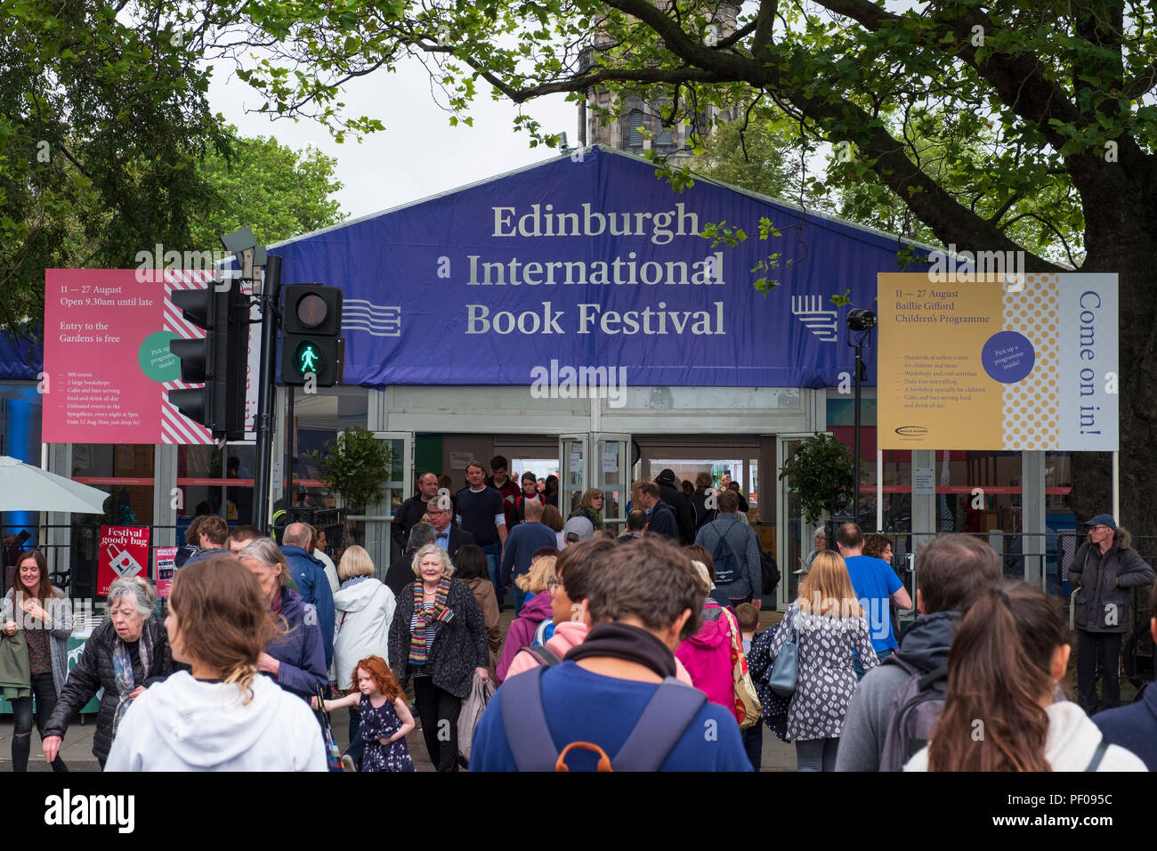 Edinburgh, Schottland, Großbritannien; 18. August 2018. Trotz bewölktem Himmel und Prognosen von "Heavy Rain" die Massen an der Edinburgh International Book Festival waren groß und begeistert. Stockfoto