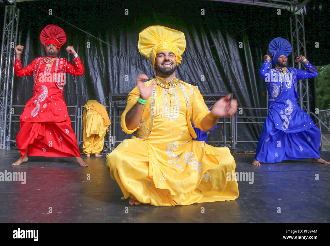 London, Großbritannien. 18. August 2018. ZEE London Mela, ein buntes Kaleidoskop von Musik, Tanz und Kultur fand zum ersten Mal in Southall Park, im Herzen von Europas ältesten asiatischen Gemeinschaft. Dieses Jahr feiert 16 Jahre des Festivals. Tausende kommen, um das Festival zu genießen, Kunst, Theater, Film und Tanz und probieren Sie die fabelhafte Nahrung @ Paul Quezada-Neiman/Alamy leben Nachrichten Stockfoto