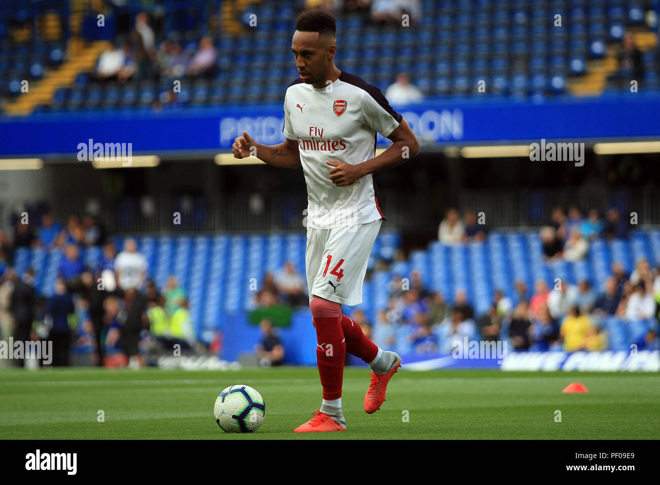 London, Großbritannien. 18. August 2018. Pierre-Emerick Aubameyang von Arsenal während Pre match Aufwärmen. Premier League match, Chelsea v Arsenal an der Stamford Bridge in London am Samstag, den 18. August 2018. Dieses Bild dürfen nur für redaktionelle Zwecke verwendet werden. Nur die redaktionelle Nutzung, eine Lizenz für die gewerbliche Nutzung erforderlich. Keine Verwendung in Wetten, Spiele oder einer einzelnen Verein/Liga/player Publikationen. pic von Steffan Bowen/Andrew Orchard sport Fotografie/Alamy leben Nachrichten Stockfoto