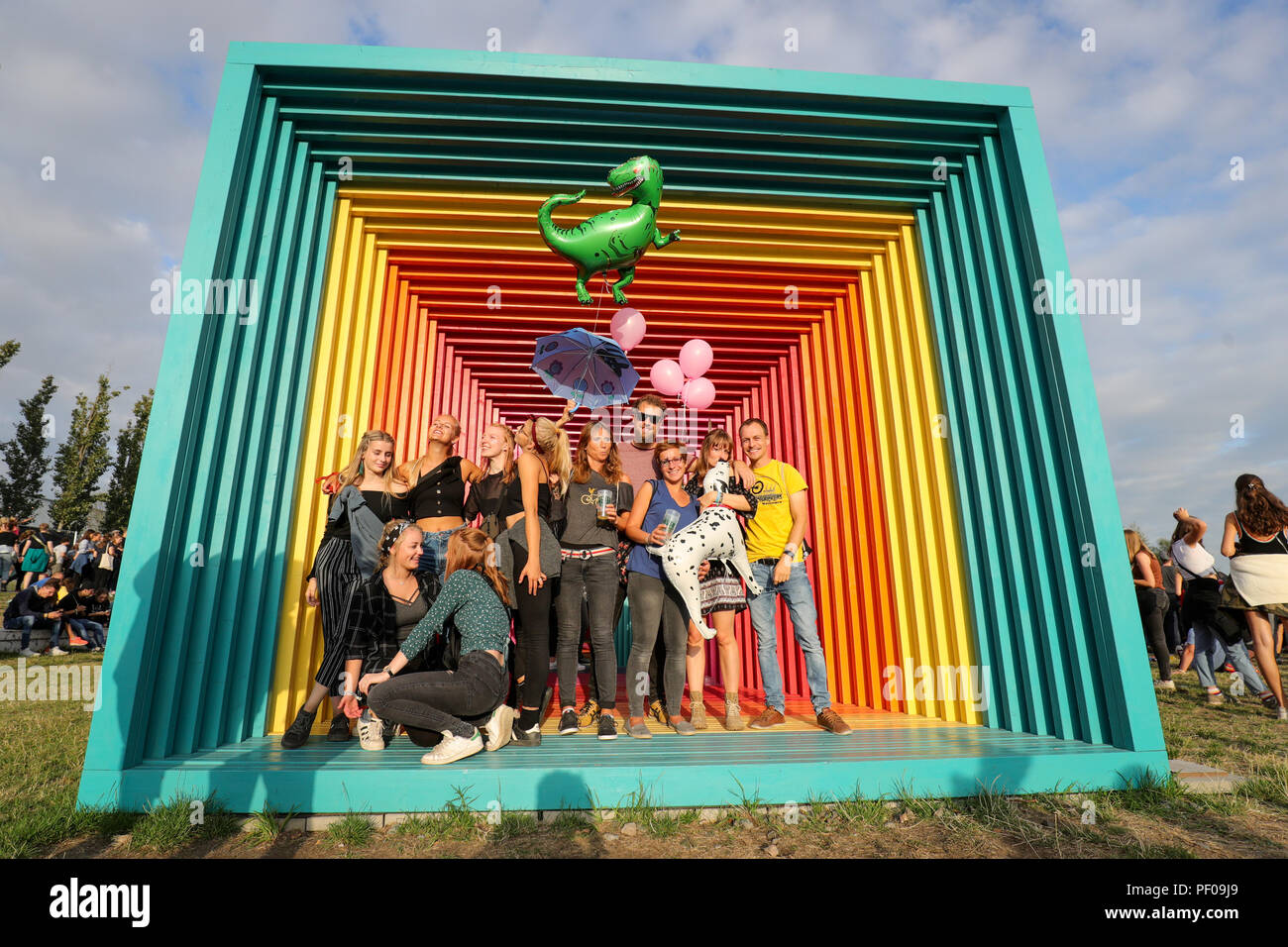 Hamburg, Deutschland. 17 Aug, 2018. Festivalbesucher stand in einem begehbaren Kunstwerk auf dem Gelände des Dockville Festival in Hamburg-Wilhelmsburg. Vom 17. bis 19. August 2018, bis zu 60.000 Besucher werden erwartet, die zwölfte Ausgabe des Festivals für Kunst und Musik zu sorgen. Credit: Christian Charisius/dpa/Alamy leben Nachrichten Stockfoto