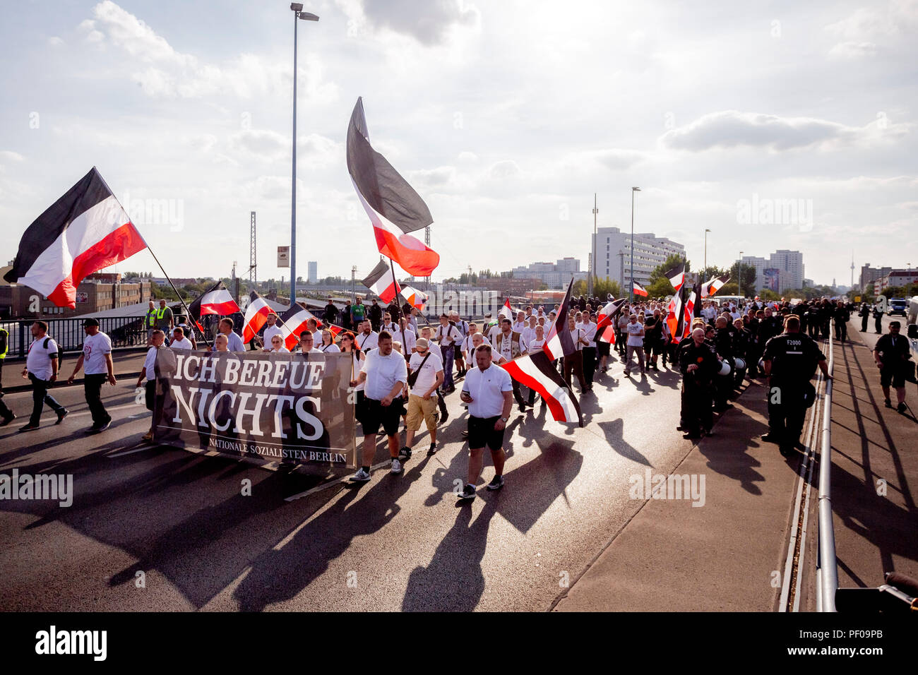 Berlin, Deutschland. 18 Aug, 2018. Eine neo-nazi März anlässlich des 31. Jahrestages des Todes von Rudolf Hess bewegt sich in die Richtung der Bahnhof Lichtenberg. Credit: - - -/dpa/Alamy leben Nachrichten Stockfoto