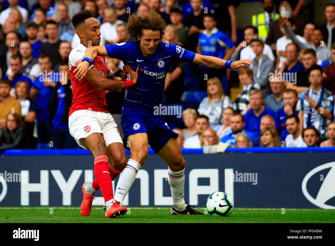 London, Großbritannien. 18. August 2018. Pierre-Emerick Aubameyang von Arsenal (L) fouls David Luiz von Chelsea (R). Premier League match, Chelsea v Arsenal an der Stamford Bridge in London am Samstag, den 18. August 2018. Dieses Bild dürfen nur für redaktionelle Zwecke verwendet werden. Nur die redaktionelle Nutzung, eine Lizenz für die gewerbliche Nutzung erforderlich. Keine Verwendung in Wetten, Spiele oder einer einzelnen Verein/Liga/player Publikationen. pic von Steffan Bowen/Andrew Orchard sport Fotografie/Alamy leben Nachrichten Stockfoto