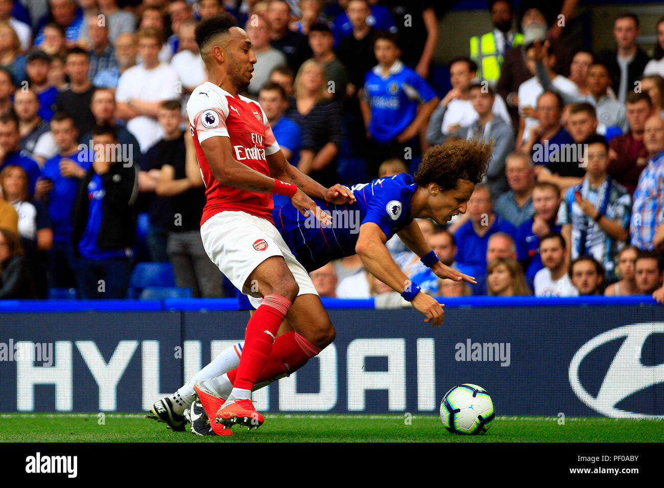 London, Großbritannien. 18. August 2018. Pierre-Emerick Aubameyang von Arsenal (L) fouls David Luiz von Chelsea (R). Premier League match, Chelsea v Arsenal an der Stamford Bridge in London am Samstag, den 18. August 2018. Dieses Bild dürfen nur für redaktionelle Zwecke verwendet werden. Nur die redaktionelle Nutzung, eine Lizenz für die gewerbliche Nutzung erforderlich. Keine Verwendung in Wetten, Spiele oder einer einzelnen Verein/Liga/player Publikationen. pic von Steffan Bowen/Andrew Orchard sport Fotografie/Alamy leben Nachrichten Stockfoto