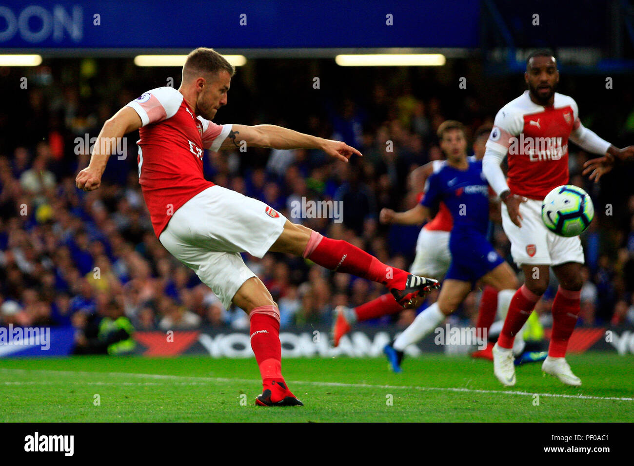 London, Großbritannien. 18. August 2018. Aaron Ramsey von Arsenal nimmt einen Schuß am Ziel. Premier League match, Chelsea v Arsenal an der Stamford Bridge in London am Samstag, den 18. August 2018. Dieses Bild dürfen nur für redaktionelle Zwecke verwendet werden. Nur die redaktionelle Nutzung, eine Lizenz für die gewerbliche Nutzung erforderlich. Keine Verwendung in Wetten, Spiele oder einer einzelnen Verein/Liga/player Publikationen. pic von Steffan Bowen/Andrew Orchard sport Fotografie/Alamy leben Nachrichten Stockfoto