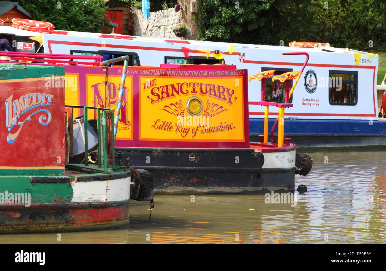 Shutlanger Canal Festival Wochenende umfasst das gesamte Dorf an den Ufern des Grand Union Canal, shutlanger Halle und darüber hinaus. Eine traditionelle jährliche Veranstaltung, in der Besucher und canalboat Enthusiasten bringt von weit und breit große Attraktionen wie: Hund zeigt zu genießen, Greifvögel, Classic und militärische Fahrzeuge, canal Boot Fahrten und Händler, Stände mit Kunsthandwerk, Fahrgeschäfte und vieles mehr. 18. August 2018 Foto von Keith Mayhew Stockfoto