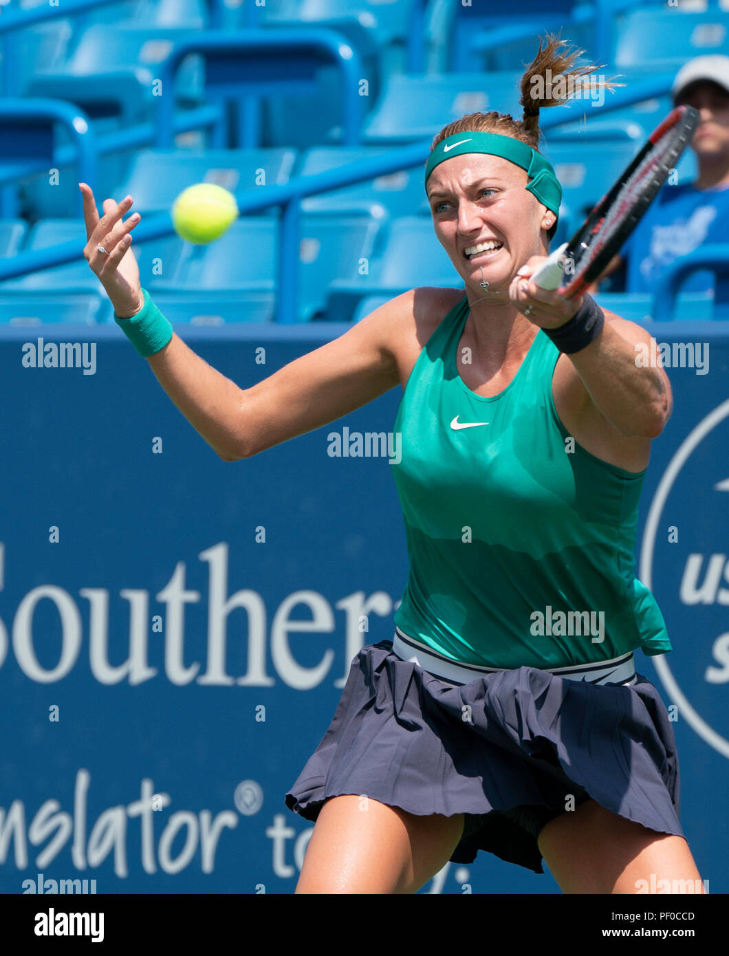 Ohio, USA. 18. August 2018. Petra Kvitova (CZE) verliert Kiki Bertens (NED) 3-6, 6-4, 6-2, am Westlichen und Südlichen Öffnen bei Lindner Family Tennis Center in Mason, Ohio gespielt wird. © Leslie Billman/Tennisclix/CSM Credit: Cal Sport Media/Alamy leben Nachrichten Stockfoto