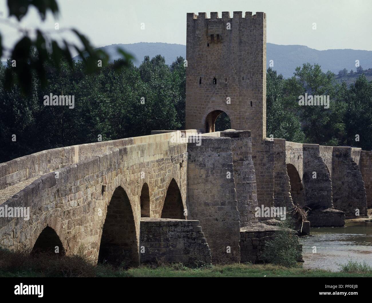 PUENTE FORTIFICADO DE FRIAS SOBRE EL Rio Ebro - Puente Romano RECONSTRUIDO EN EPOCA MITTELALTERLICHE. Lage: aussen, FRÍAS, Burgos, Spanien. Stockfoto
