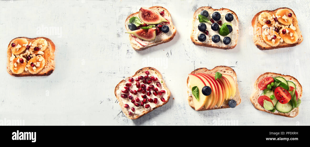 Gesund Sommer Toast zum Frühstück. Flach. Panorama Stockfoto