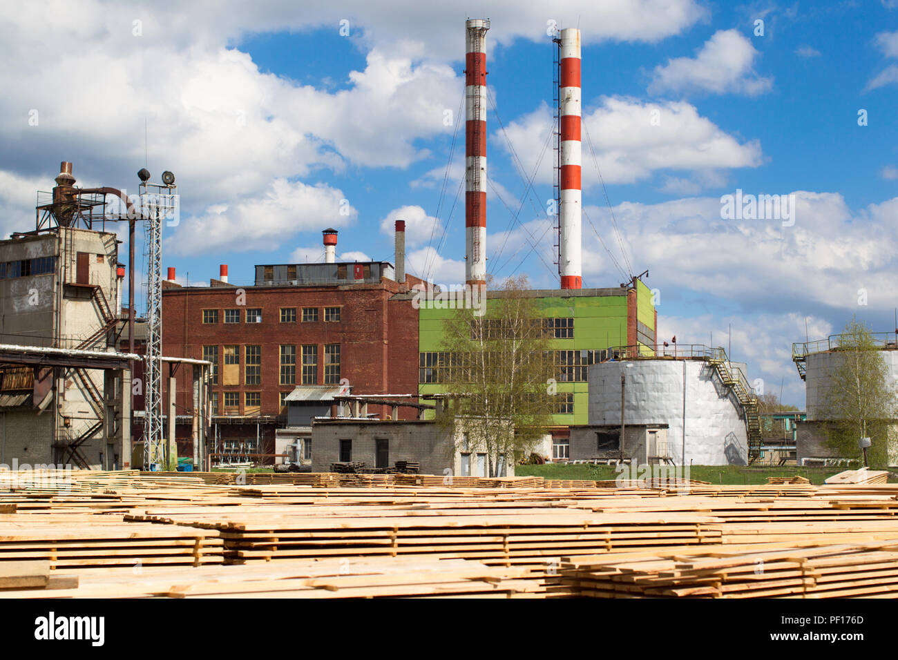 Holzbearbeitung Anlage. Holzverarbeitende Industrie. Factory für die Möbelfertigung mit verarbeitetem Holz Stockfoto