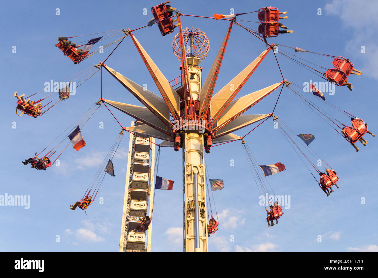 Paris Karussell - Stuhl Swing Fahrt im Vergnügungspark an der Tuilerien in Paris, Frankreich, Europa. Stockfoto