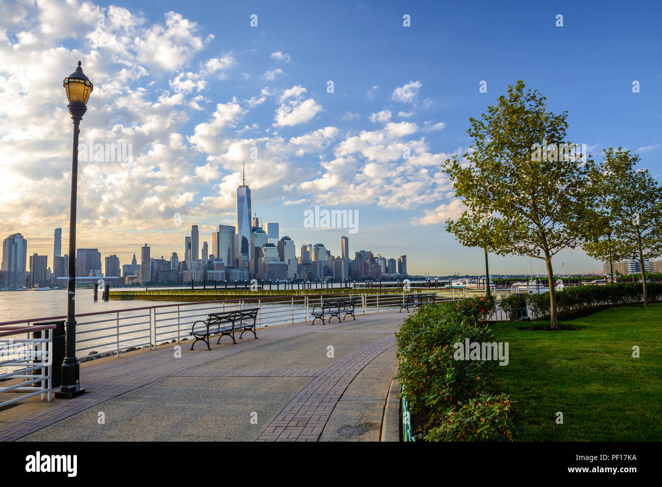 Die Innenstadt von New York und Lower Manhattan von der Jersey City Seite des Hudson River aus gesehen. Stockfoto