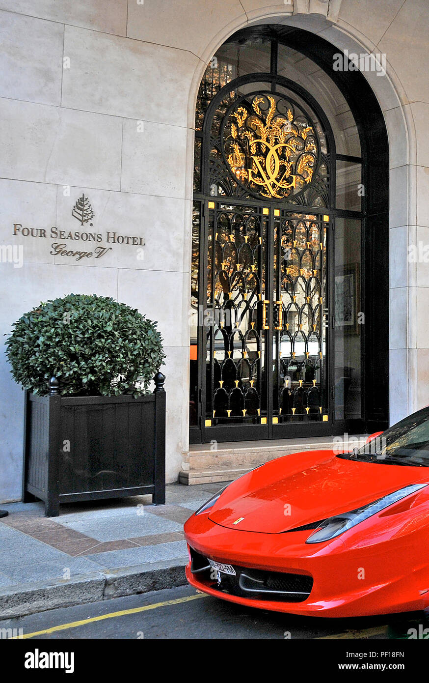 Vier Jahreszeiten Geoge V Palace Hotel und Ferrari Auto, Paris, Frankreich Stockfoto