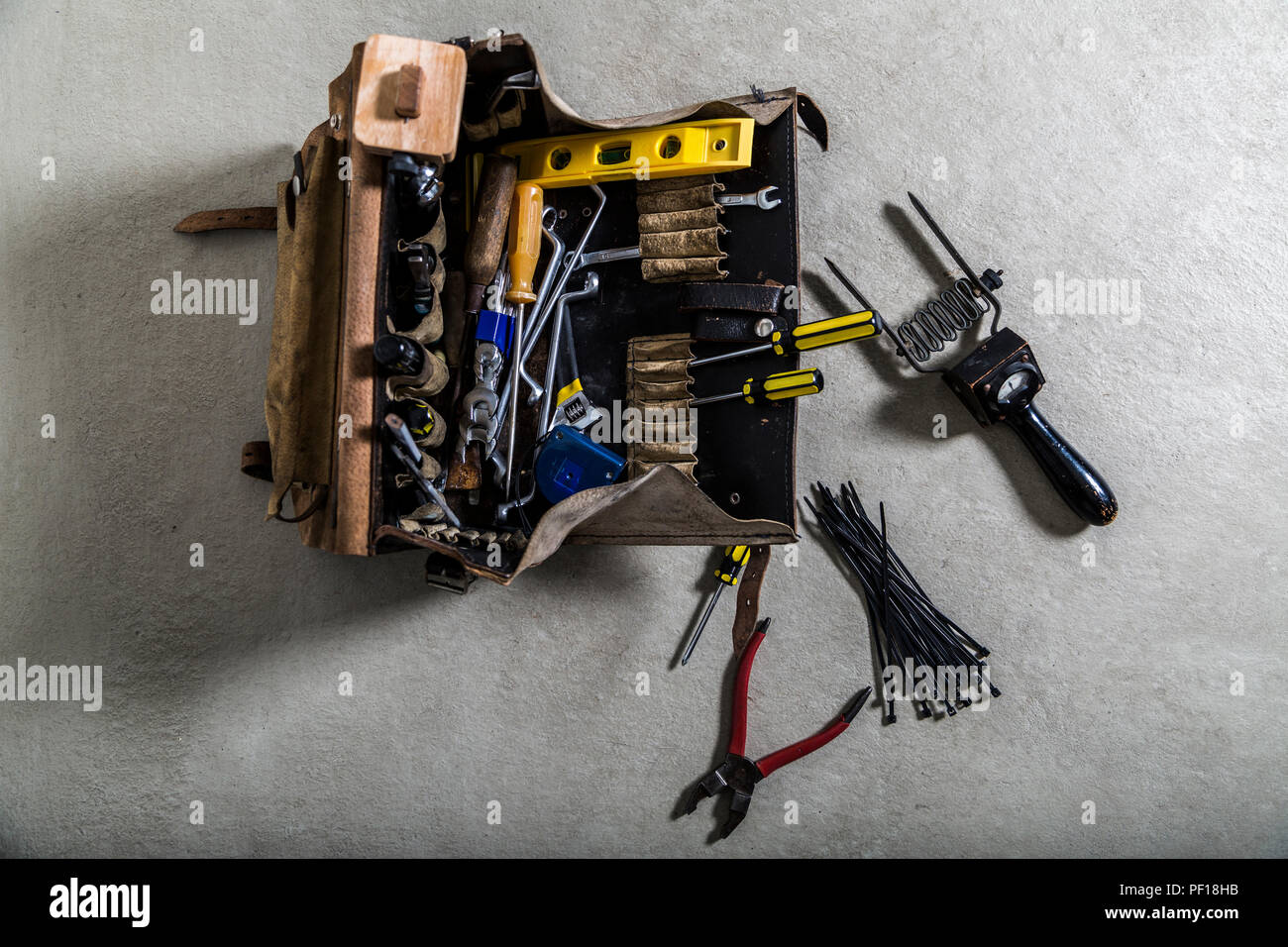 Box mit Elektriker Werkzeuge auf Leder Hintergrund Stockfoto