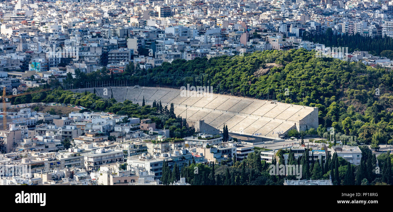 Athen, Griechenland. Panathinaiko Stadium und Athens City Luftbild vom Berg Lycavittos Stockfoto