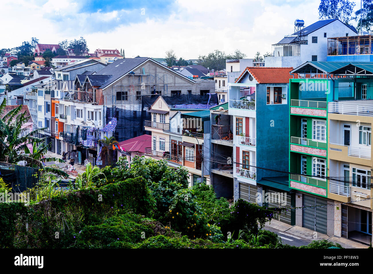 Farbenfrohe Gebäude in Dalat Vietnam mit gebaut. Stockfoto