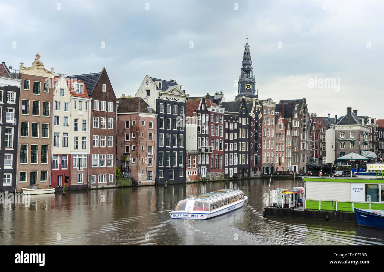Häuser am Ufer eines Wasser Kanal in Amsterdam. Stockfoto
