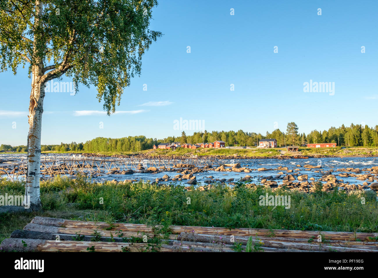 Blick von der schwedischen Seite von Kukkola rapids über Torne Fluss in Richtung Finnland Stockfoto