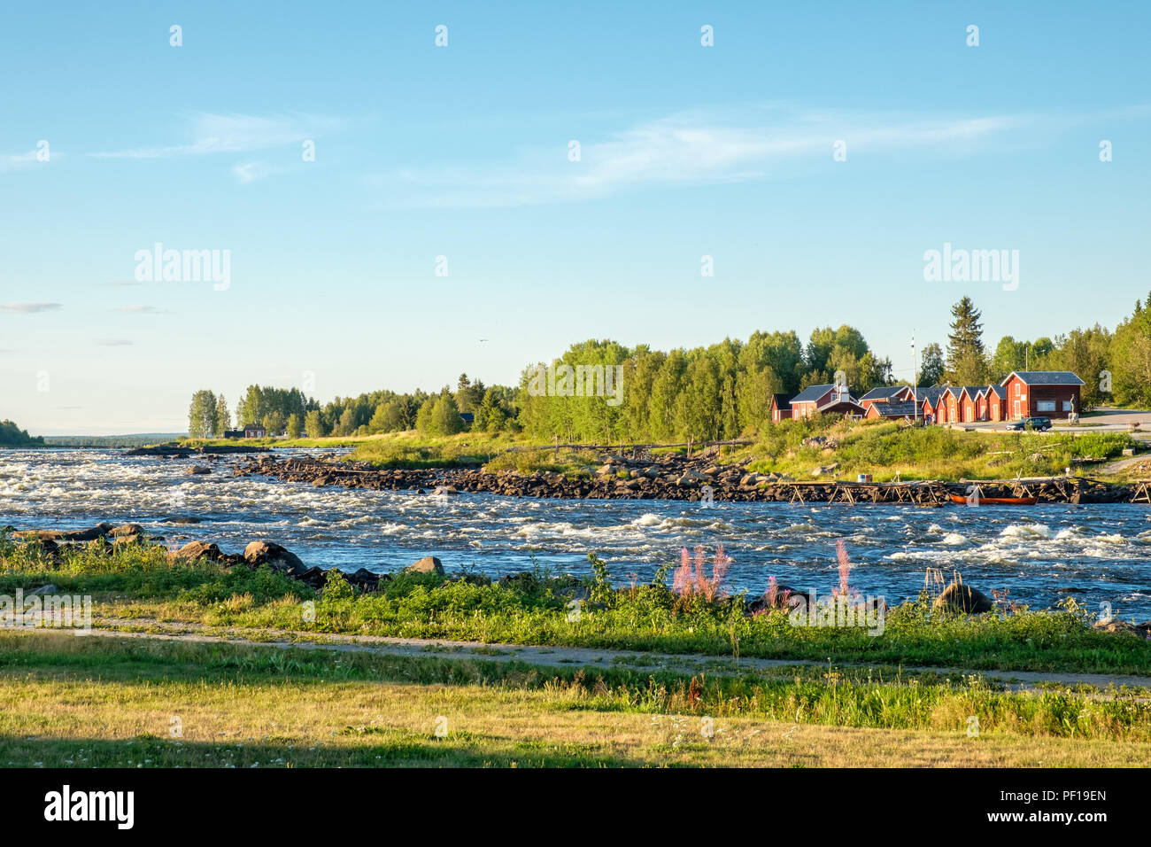 Blick von der schwedischen Seite von Kukkola rapids über Torne Fluss in Richtung Finnland Stockfoto