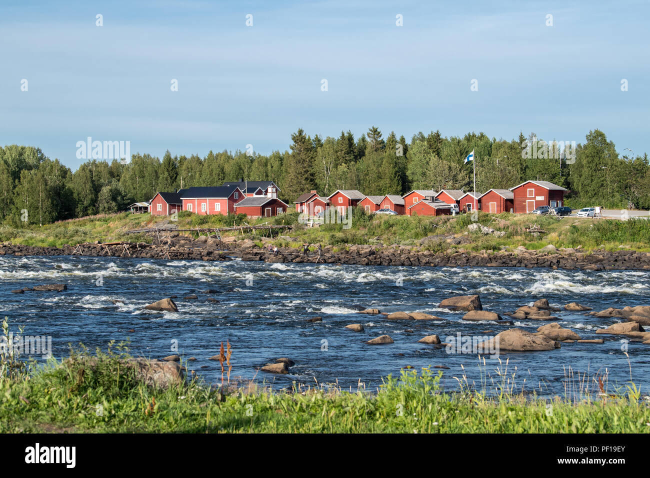Blick von der schwedischen Seite von Kukkola rapids über Torne Fluss in Richtung Finnland Stockfoto