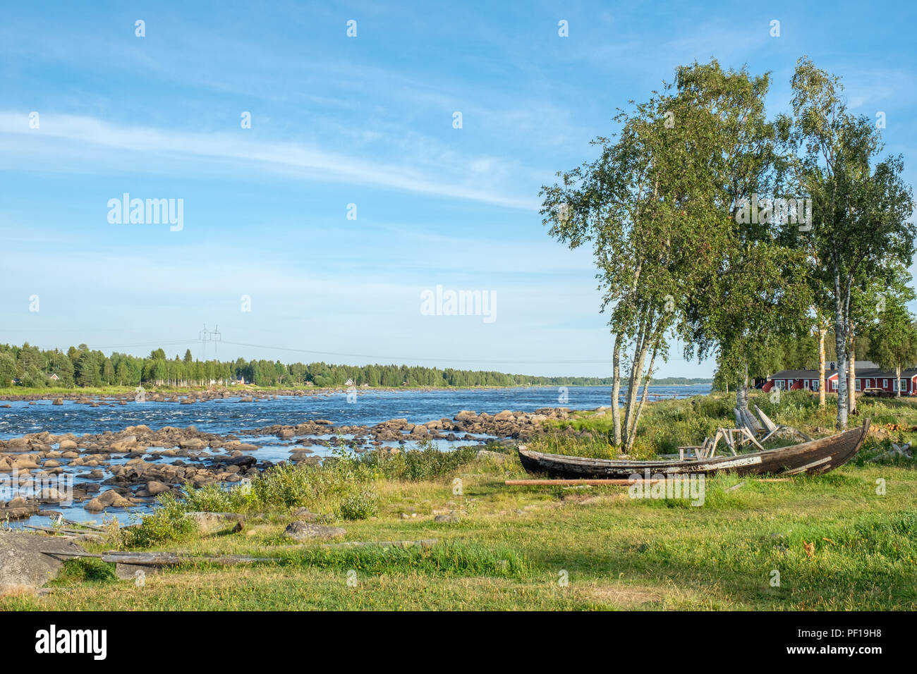 Blick von der schwedischen Seite von Kukkola rapids über Torne Fluss in Richtung Finnland Stockfoto