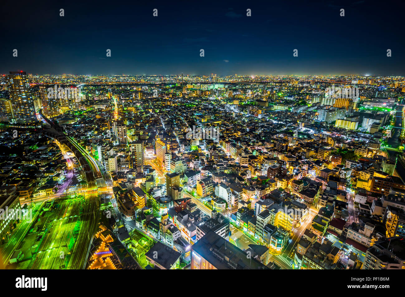 Asien Business Konzept für Immobilien und Corporate Bau - Panoramablick auf die City Skyline Luftbild unter Dämmerung Himmel und Neon Nacht in Tokio Stockfoto