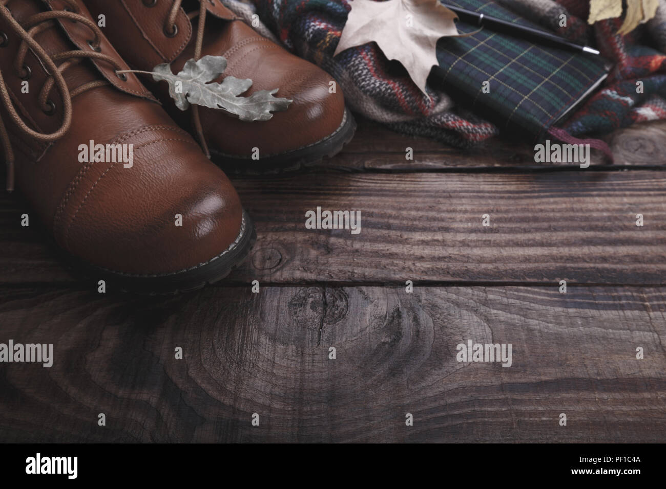 Traveler's Zubehör stiefel Plaid und Notizblock auf alte Scheune Holz Hintergrund Stockfoto