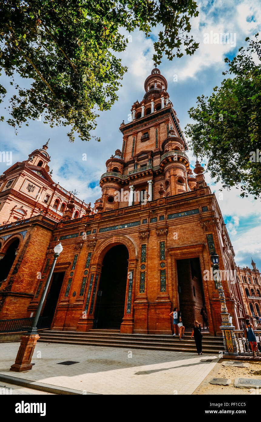Sevilla, Spanien - 15. Juli 2018: Spanien Square, Plaza de Espana, in den öffentlichen Park Maria Luisa, in Sevilla. Es ist ein charakteristisches Beispiel für die Renaissa Stockfoto