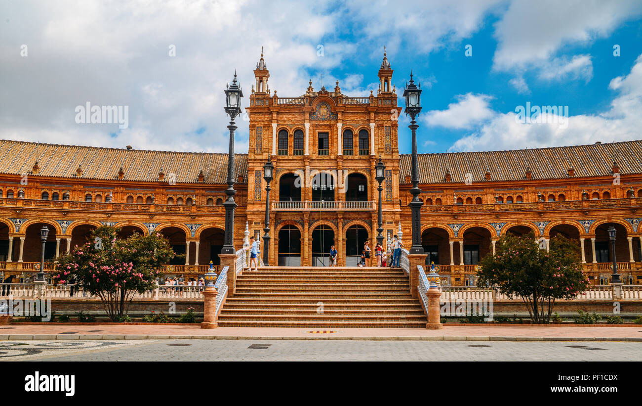 Sevilla, Spanien - 15. Juli 2018: Spanien Square, Plaza de Espana, in den öffentlichen Park Maria Luisa, in Sevilla. Es ist ein charakteristisches Beispiel für die Renaissa Stockfoto