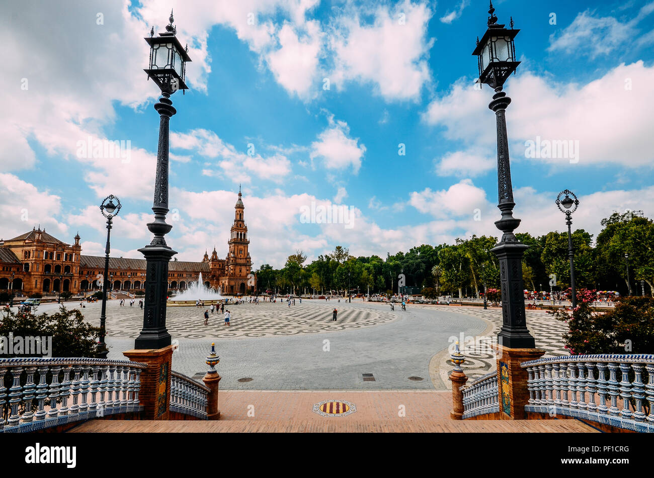 Sevilla, Spanien - 15. Juli 2018: Spanien Square, Plaza de Espana, in den öffentlichen Park Maria Luisa, in Sevilla. Es ist ein charakteristisches Beispiel für die Renaissa Stockfoto