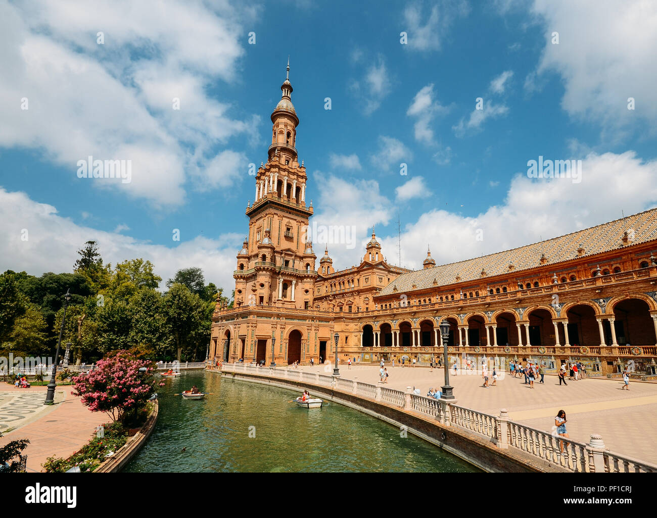 Sevilla, Spanien - 15. Juli 2018: Spanien Square, Plaza de Espana, in den öffentlichen Park Maria Luisa, in Sevilla. Es ist ein charakteristisches Beispiel für die Renaissa Stockfoto