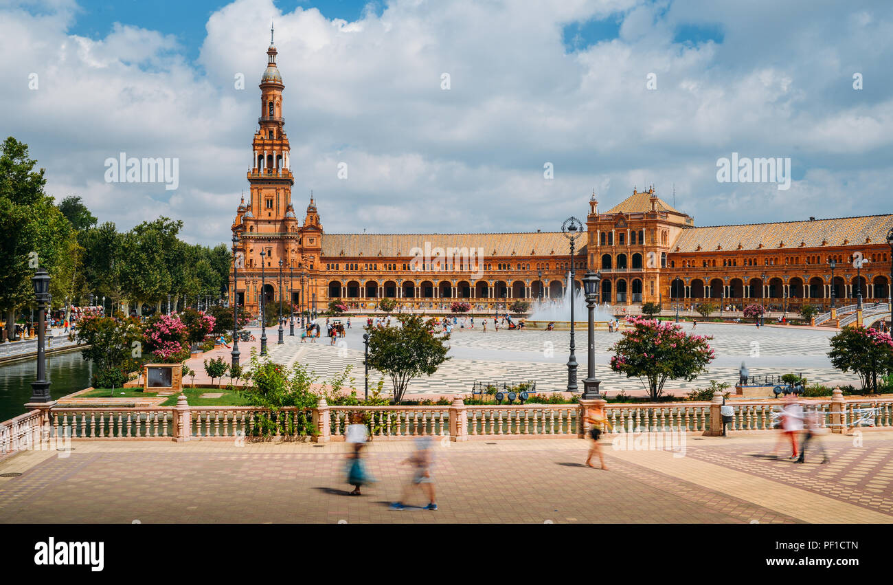 Sevilla, Spanien - 15. Juli 2018: Spanien Square, Plaza de Espana, in den öffentlichen Park Maria Luisa, in Sevilla. Es ist ein charakteristisches Beispiel für die Renaissa Stockfoto
