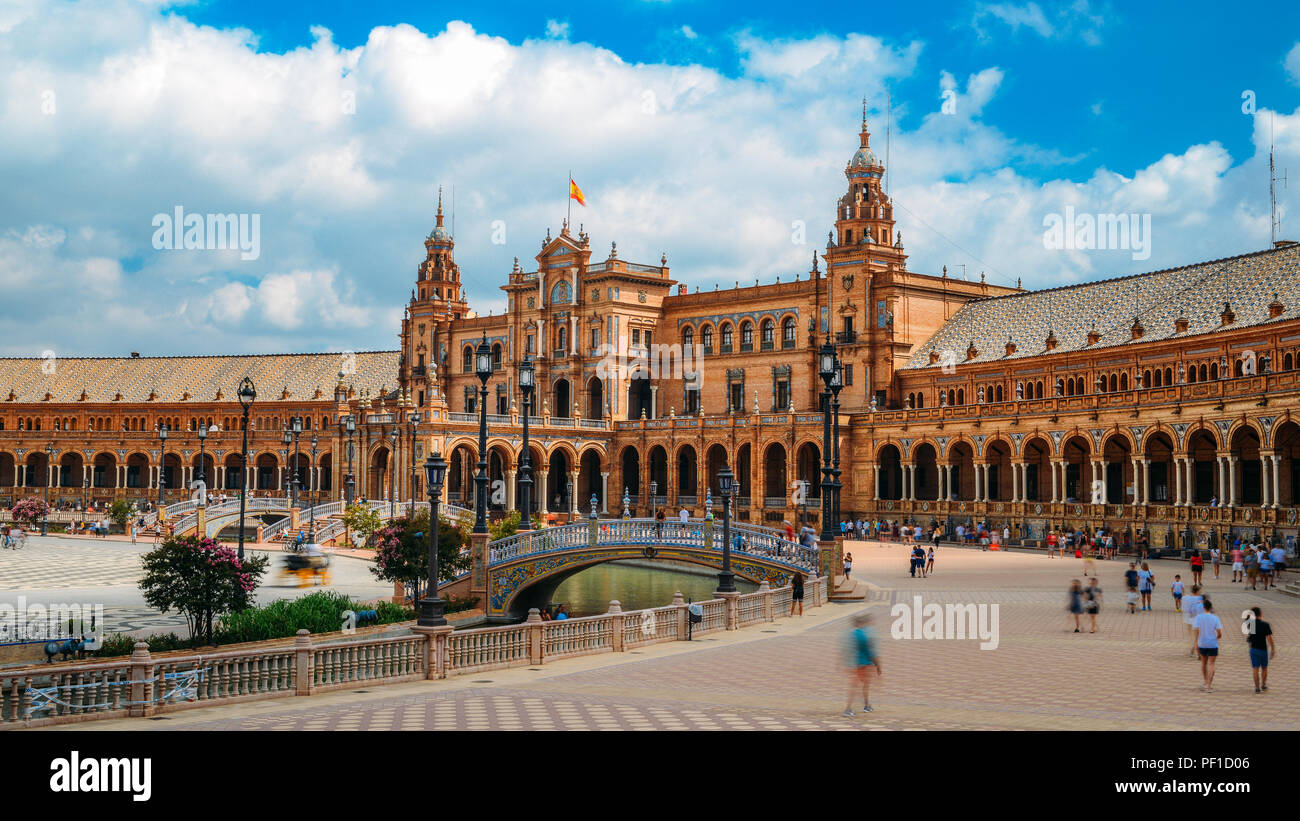 Sevilla, Spanien - 15. Juli 2018: Spanien Square, Plaza de Espana, in den öffentlichen Park Maria Luisa, in Sevilla. Es ist ein charakteristisches Beispiel für die Renaissa Stockfoto