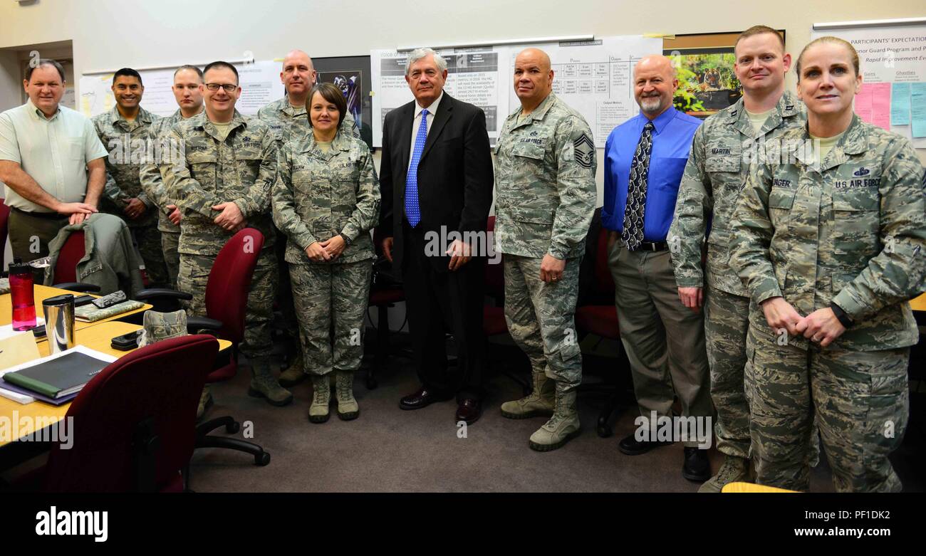 Ein Team von Soldaten Führer, Co-schulungsleiter und ein Offizier eine kontinuierliche Prozessverbesserung Veranstaltung Feb 25, 2016 durchgeführt, mit denen die Malmstrom Air Force Base, Mont ab Feb 22-25, der CPI konzentriert sich auf die Verbesserung der Malmstrom Air Force Base Ehrengarde Programm und Änderungen werden voraussichtlich in der Zeit für den nächsten Ehrengarde Manning rotation Zyklus im April zu kommen. (U.S. Air Force Foto/Airman 1st Class Magen M. Reeves) Stockfoto