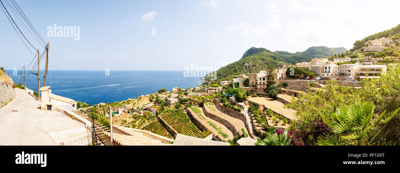 Landschaft und historische Dorf gegen den blauen Himmel und Meer auf Mallorca Stockfoto