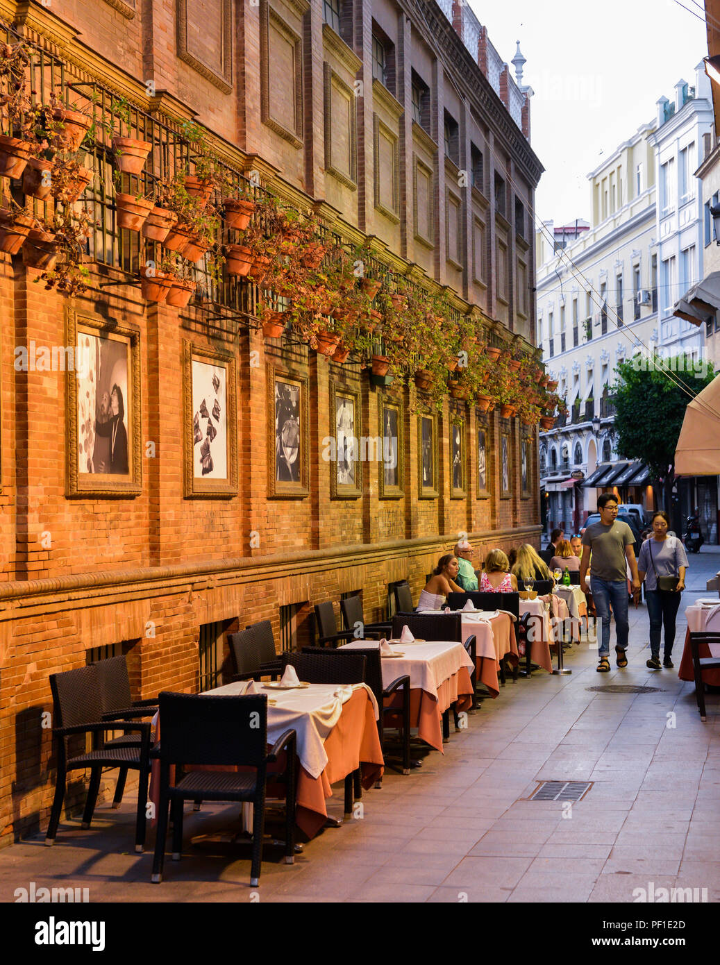 Spanisches Restaurant In Der Nähe Jetzt Geöffnet Innenhof in der altstadt mit restaurantterrasse -Fotos und