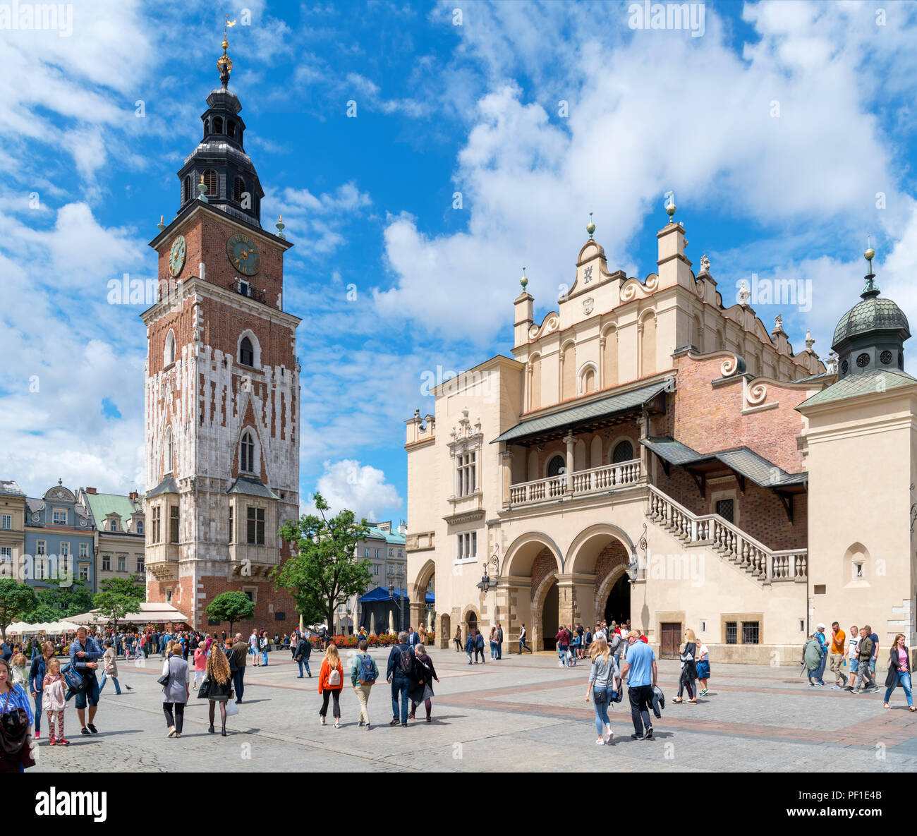 Krakauer Altstadt. Rathaus turm (Wieża ratuszowa) und Tuchhallen (Sukiennice) auf dem Marktplatz (Rynek Główny), Kraków, Polen Stockfoto
