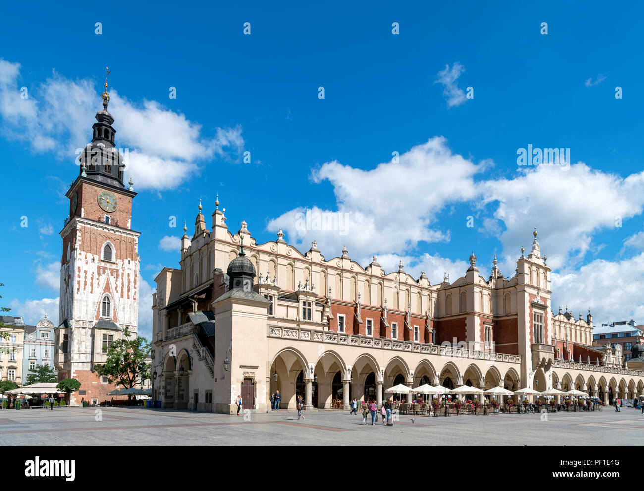 Krakauer Altstadt. Rathaus turm (Wieża ratuszowa) und Tuchhallen (Sukiennice) auf dem Marktplatz (Rynek Główny), Kraków, Polen Stockfoto