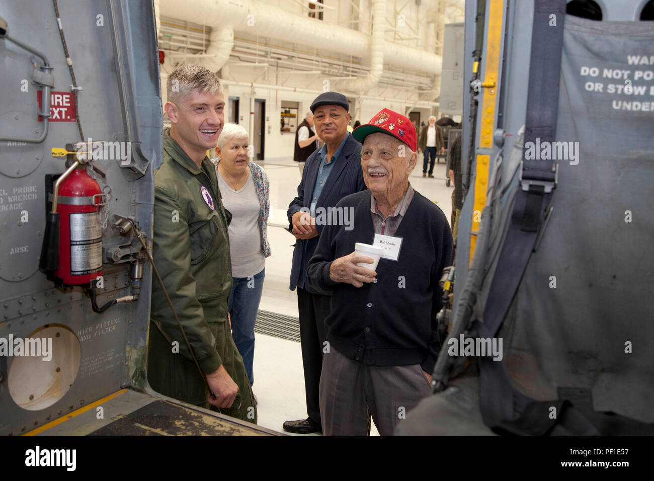 Us Marine Corps Veteran (rechts) Bob Mueller aus der Iwo Jima Veteranen Ausschuss spricht mit einem Marine über die Fähigkeiten eines MV-22 Osprey vom Marine Medium Helicopter Squadron 364, während der Teilnahme an einer Tour der WAB Camp Pendleton, Calif., Feb 18, 2016. Dieses Ereignis wird jährlich von MCIWEST-MCB statt und erinnert an den 71. Jahrestag der Schlacht von Iwo Jima. (U.S. Marine Corps Foto von Cpl. Brian Bekkala, MCIWEST-MCB CamPen bekämpfen Kamera/Freigegeben) Stockfoto