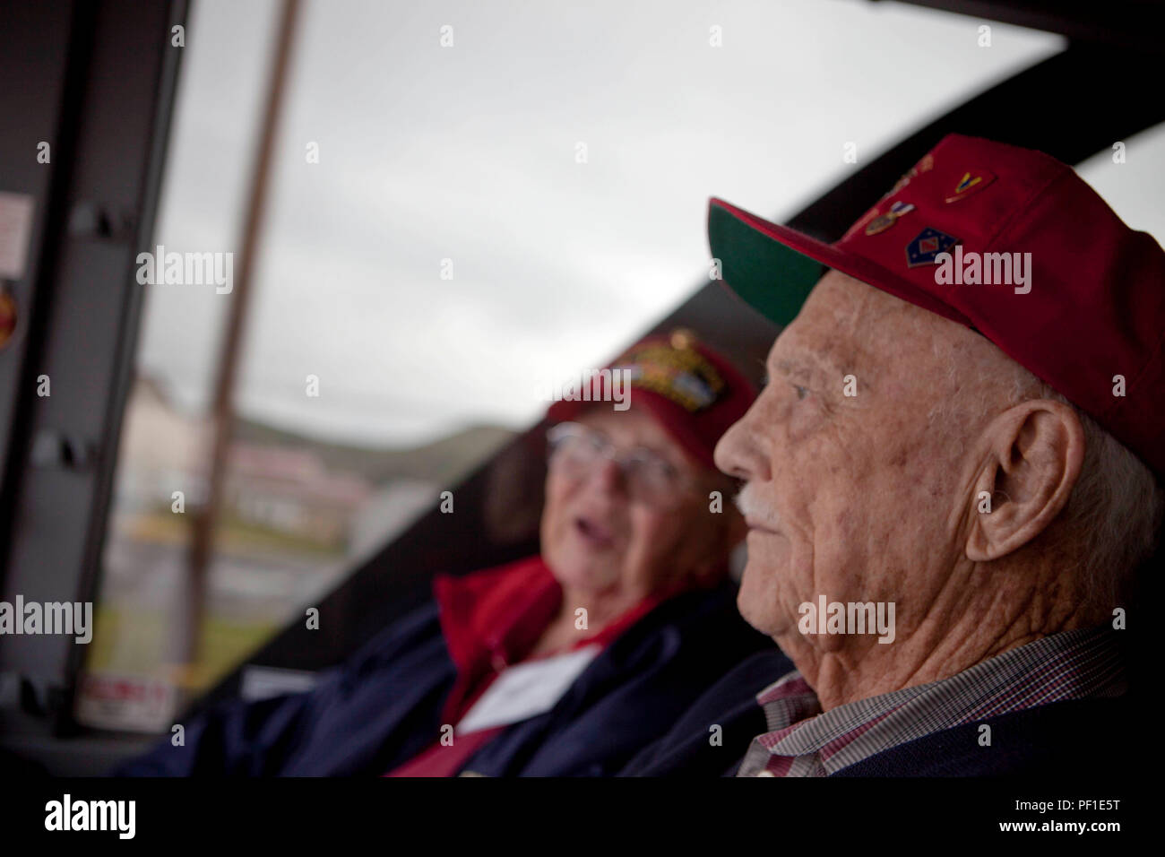 Us Marine Corps Veteranen Master Sgt. Bill Behana (Links), und Cpl. Bob Mueller (rechts) von der Iwo Jima Veteranen Ausschuss beenden die Tour mit dem Bus während der Teilnahme an einer Tour durch Camp Pendleton, Calif., Feb 18, 2016. Dieses Ereignis wird jährlich von MCIWEST-MCB statt und erinnert an den 71. Jahrestag der Schlacht von Iwo Jima. (U.S. Marine Corps Foto von Cpl. Brian Bekkala, MCIWEST-MCB CamPen bekämpfen Kamera/Freigegeben) Stockfoto